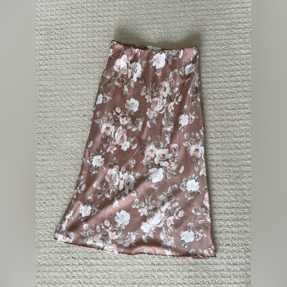 Barely worn Forgotten Grace pull on satin skirt in M